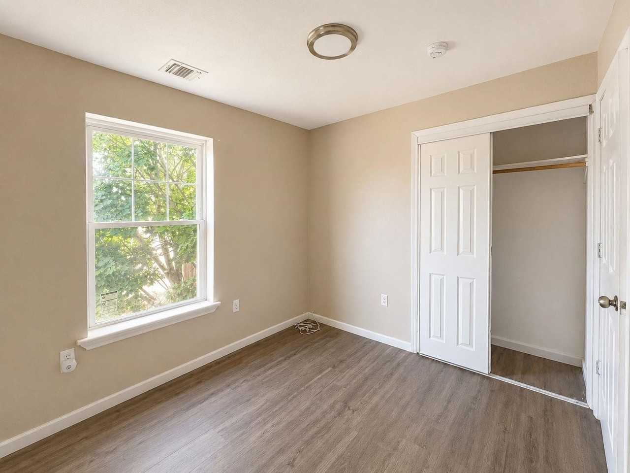 242 Rosa Parks Blvd - Photo 3 of 6