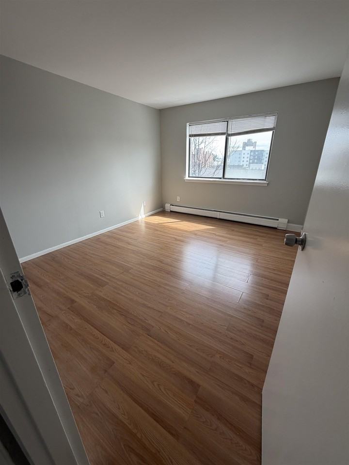 230 68th St #3 - Photo 2 of 6