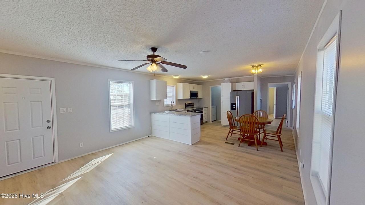 337 Dwight St - Photo 4 of 26