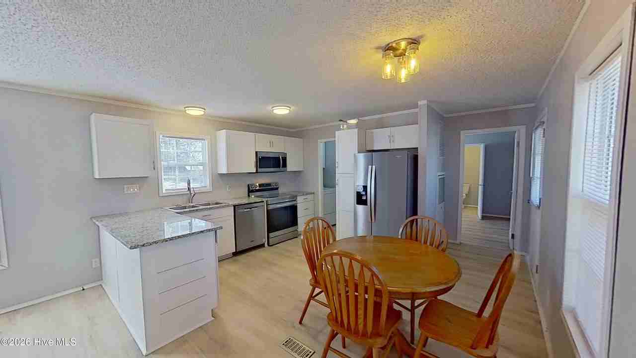 337 Dwight St - Photo 5 of 26