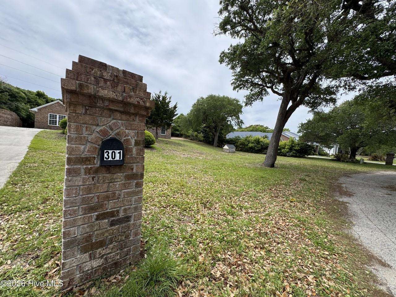 301 Pine Knoll Cir - Photo 2 of 23