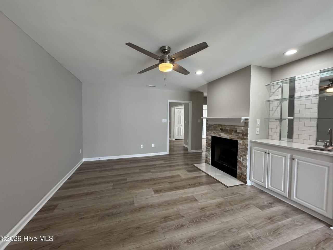 301 Pine Knoll Cir - Photo 5 of 23