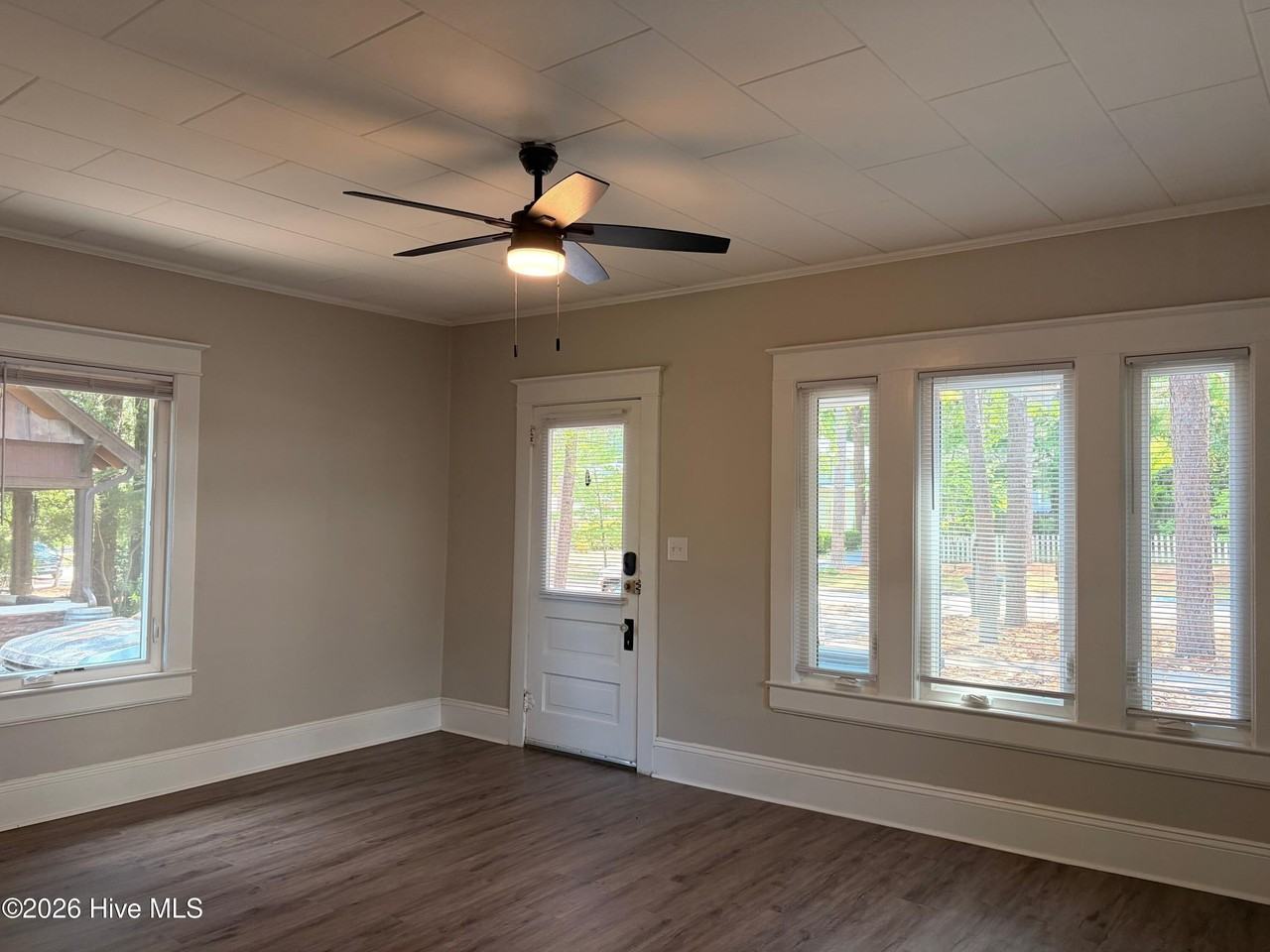 230 N Ashe St - Photo 2 of 33