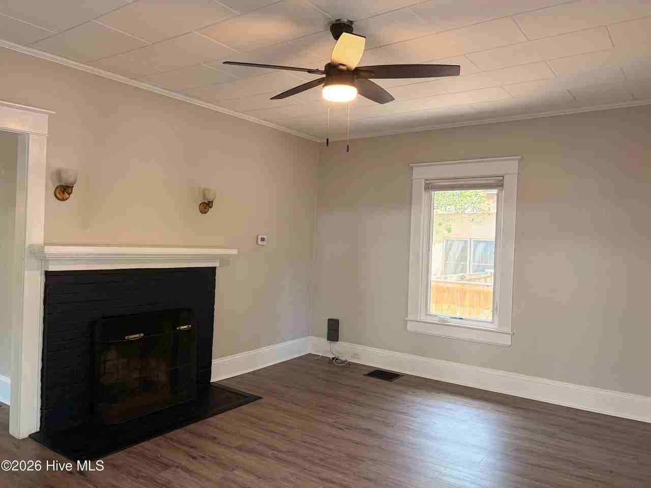 230 N Ashe St - Photo 4 of 33