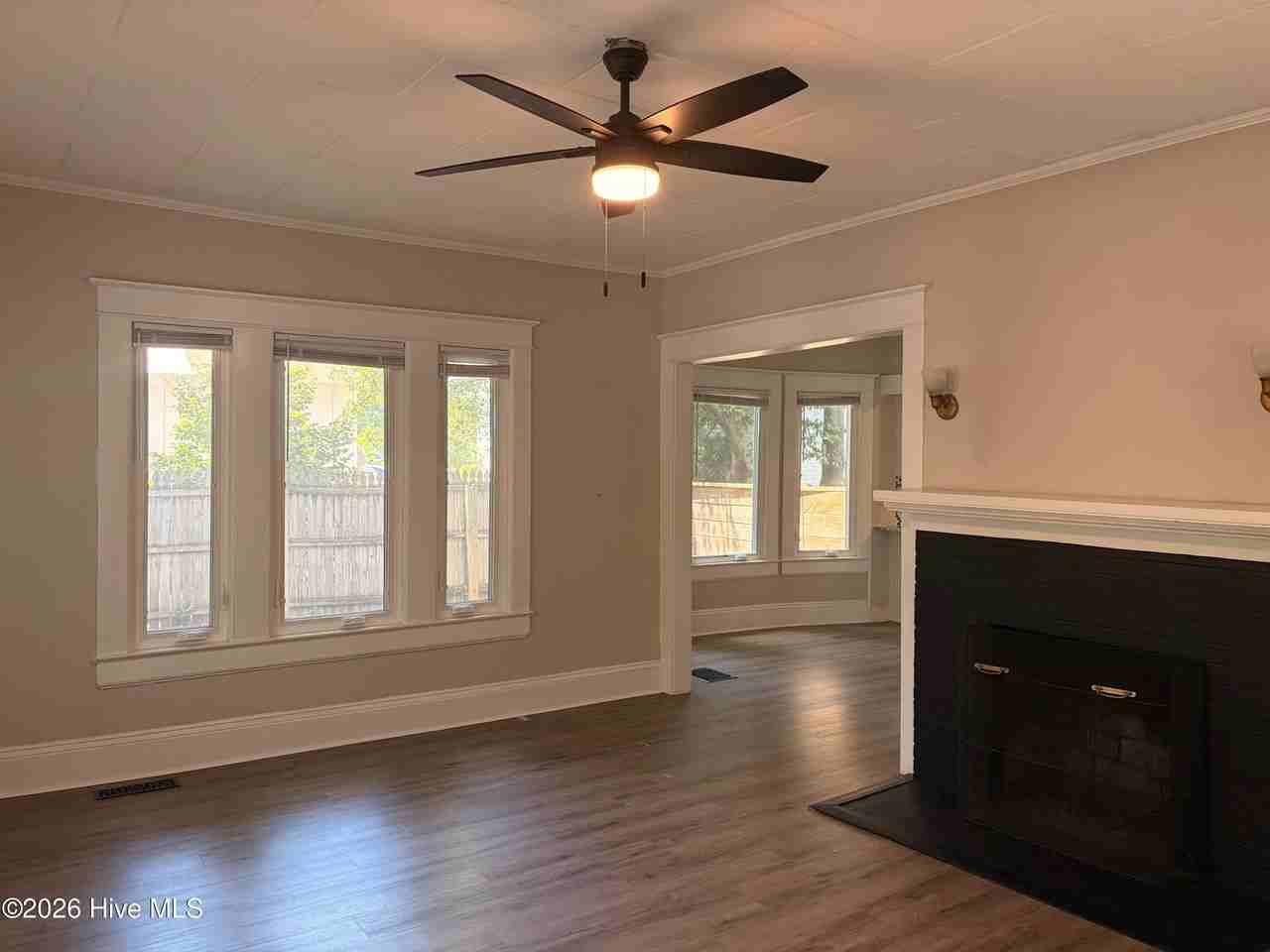 230 N Ashe St - Photo 5 of 33