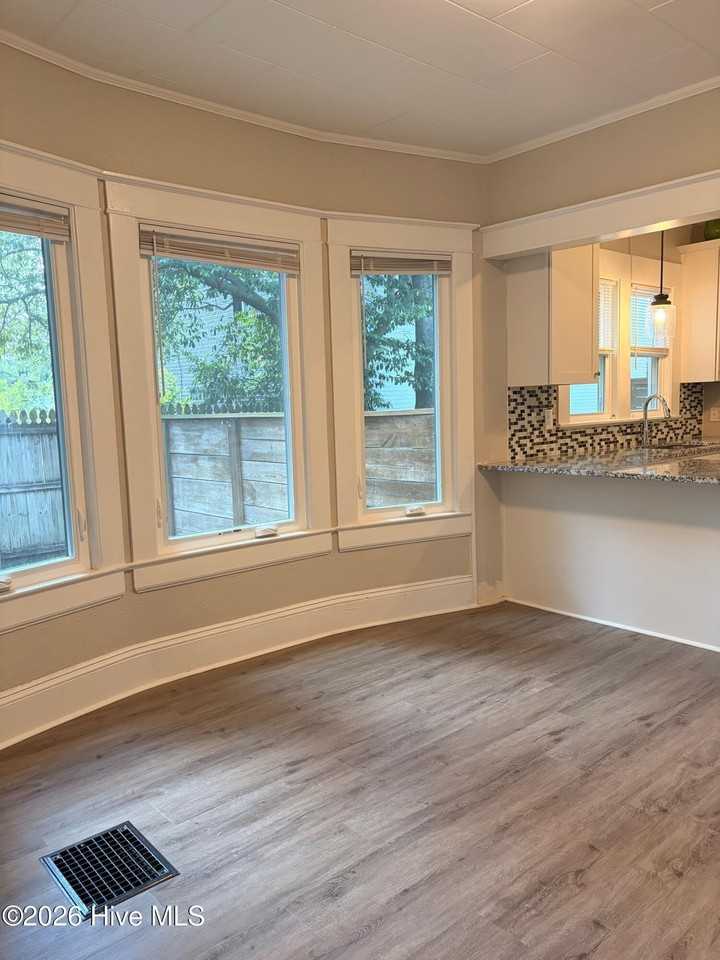 230 N Ashe St - Photo 6 of 33