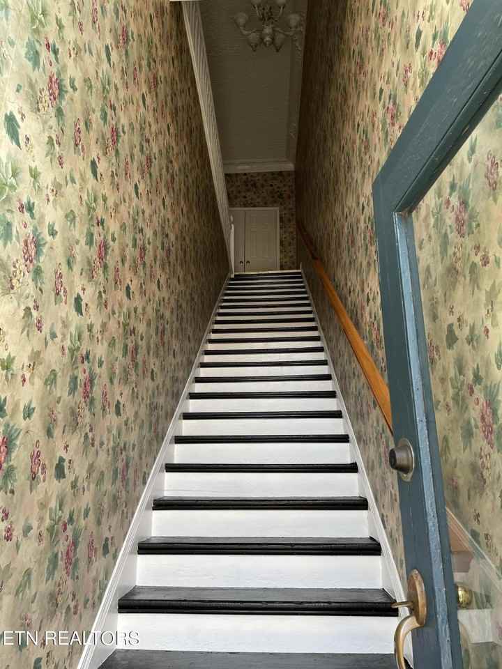 426 N Roane St #1-2 - Photo 3 of 30