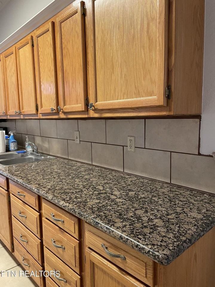426 N Roane St #1-2 - Photo 6 of 30