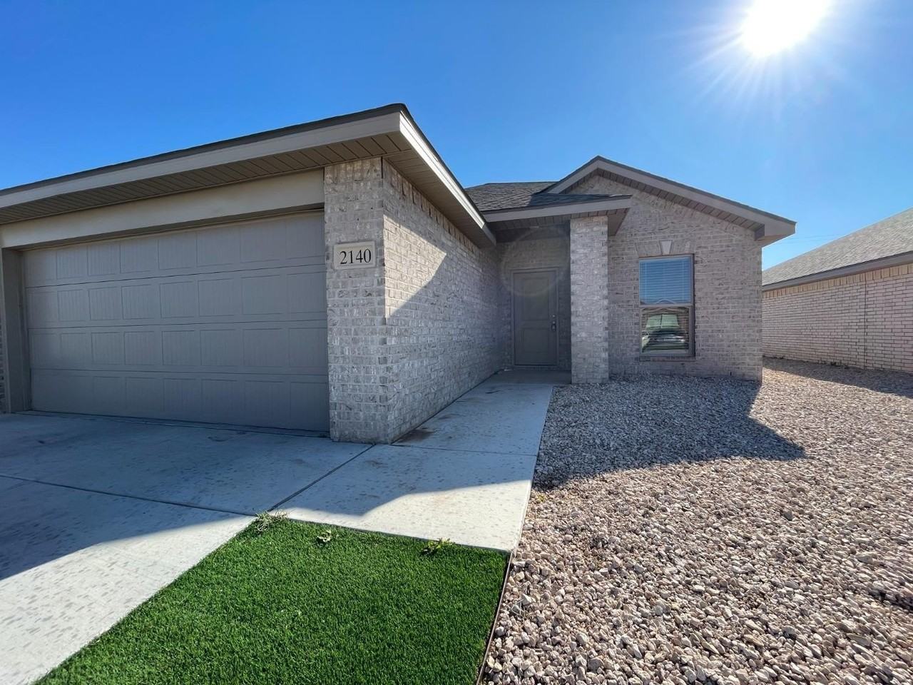 2140 N Texas Ave - Photo 2 of 14