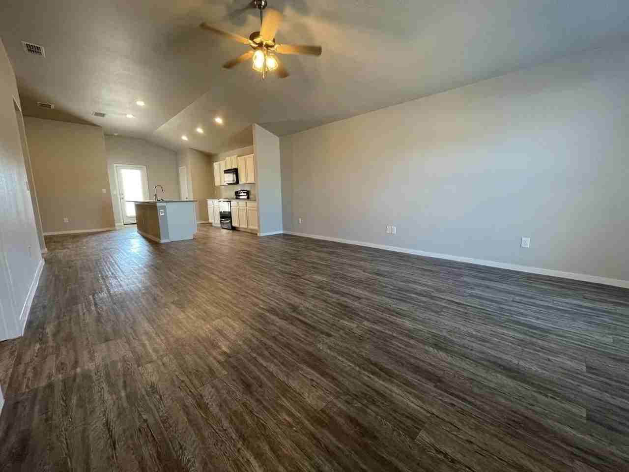 2140 N Texas Ave - Photo 3 of 14