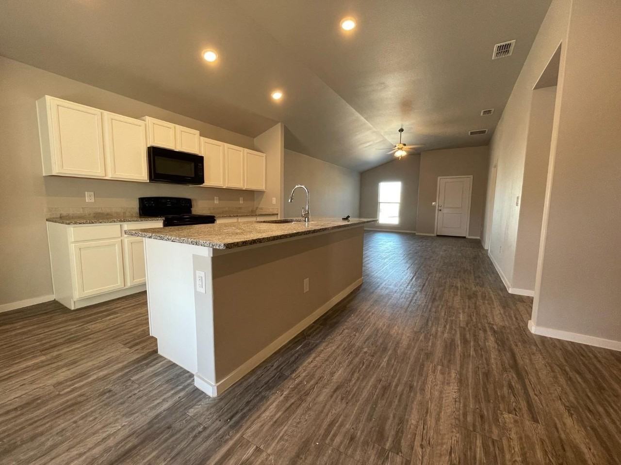 2140 N Texas Ave - Photo 5 of 14