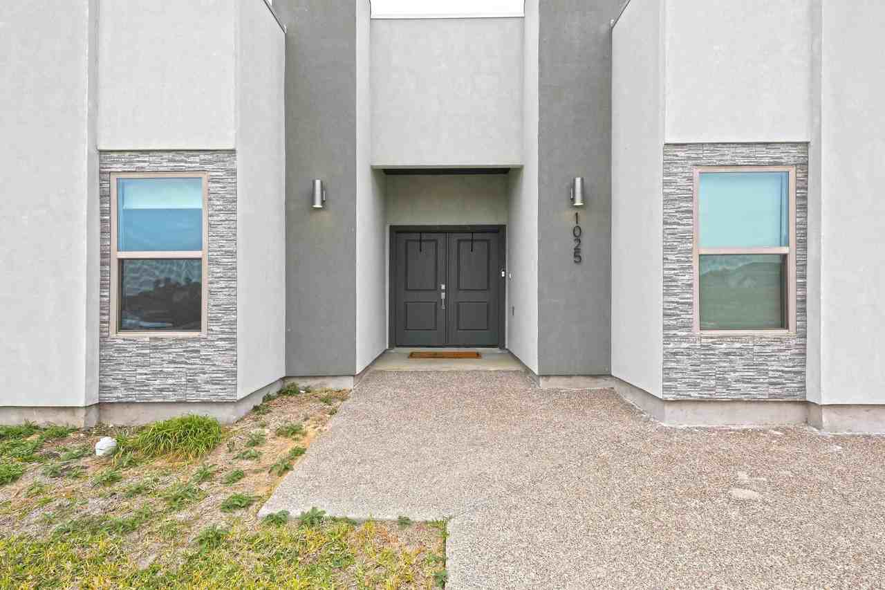 1025 La Muralla St - Photo 5 of 37