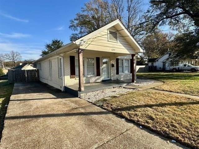 690 Mcconnell St - Photo 2 of 20