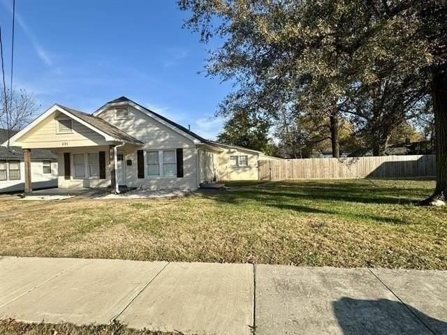 690 Mcconnell St - Photo 3 of 20