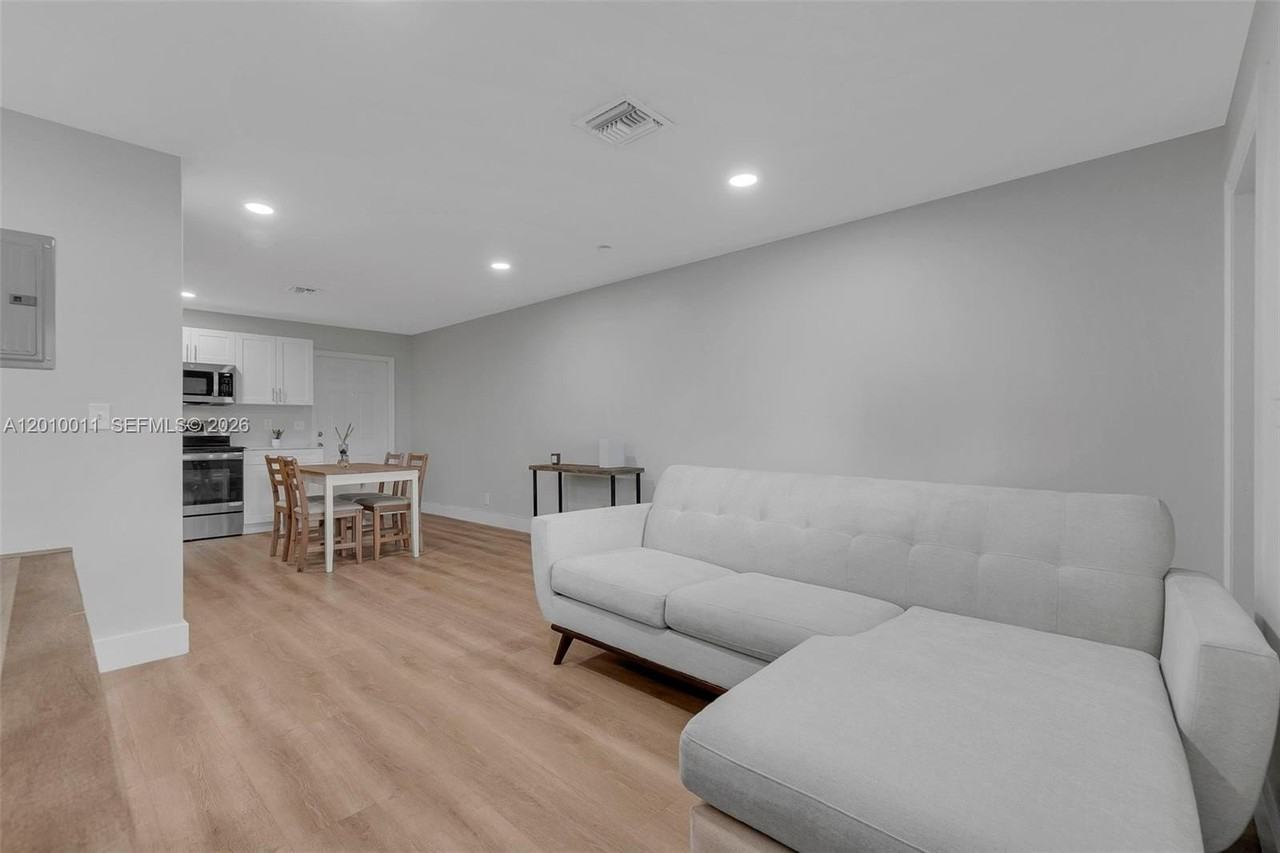 700 Nw 18th St #1-2 - Photo 5 of 37