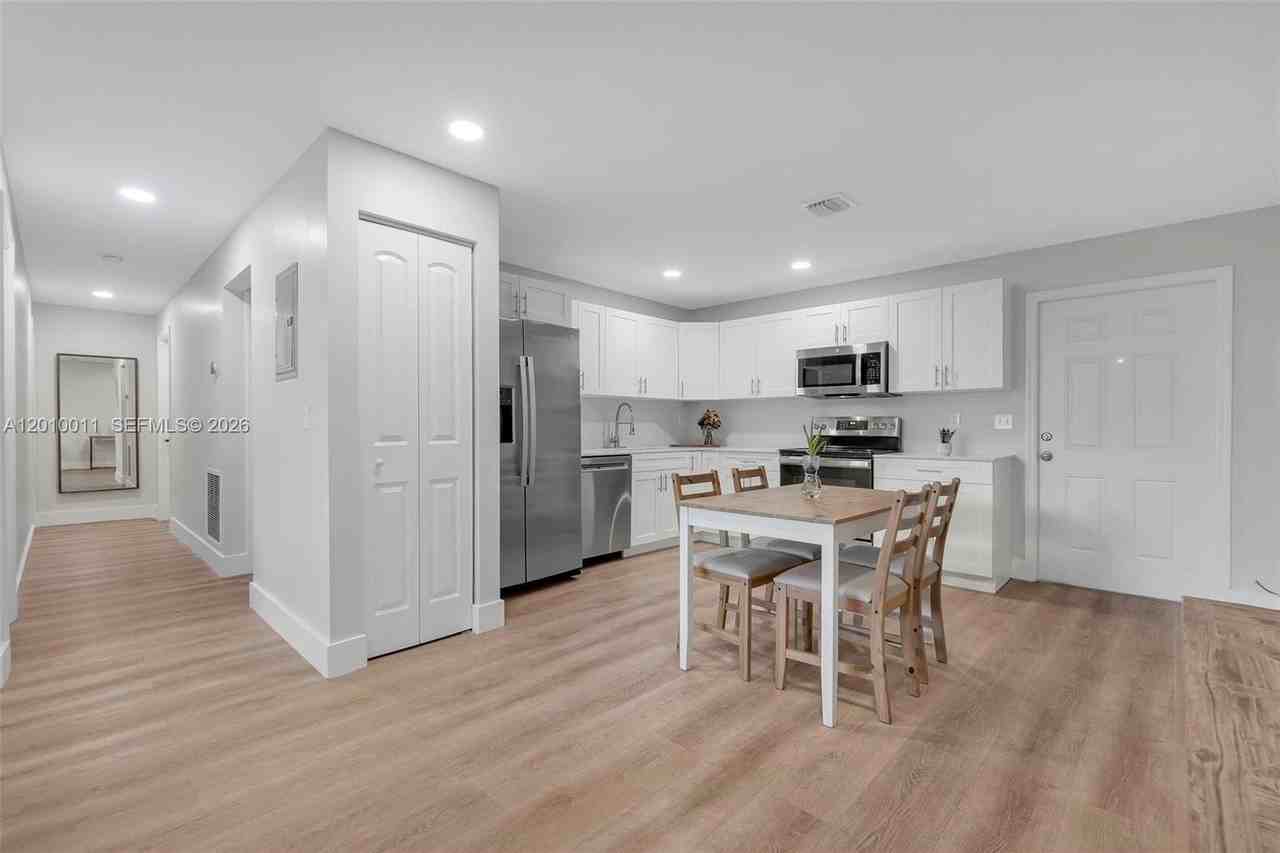 700 Nw 18th St #1-2 - Photo 7 of 37