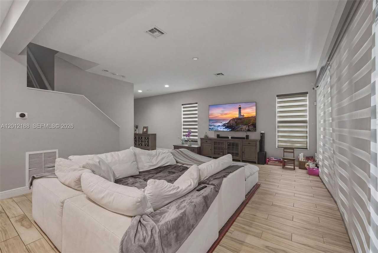 8815 Nw 37th Dr - Photo 4 of 32