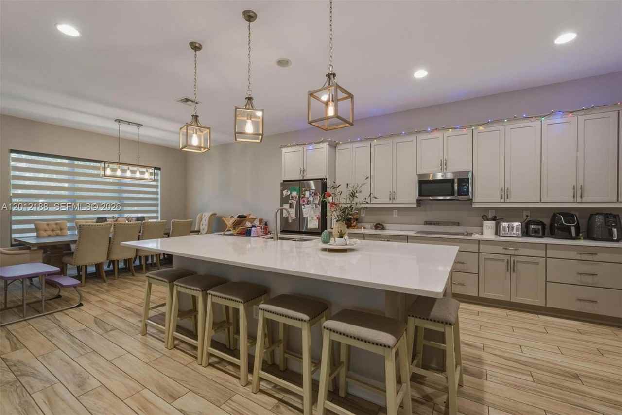 8815 Nw 37th Dr - Photo 5 of 32