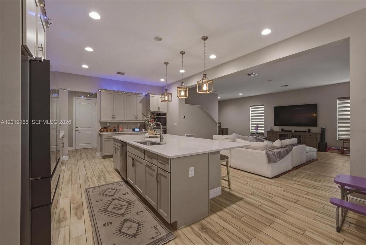 8815 Nw 37th Dr - Photo 6 of 32