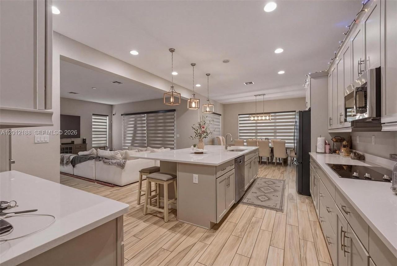 8815 Nw 37th Dr - Photo 7 of 32