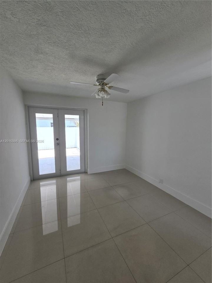 1417 W 40th St - Photo 4 of 11