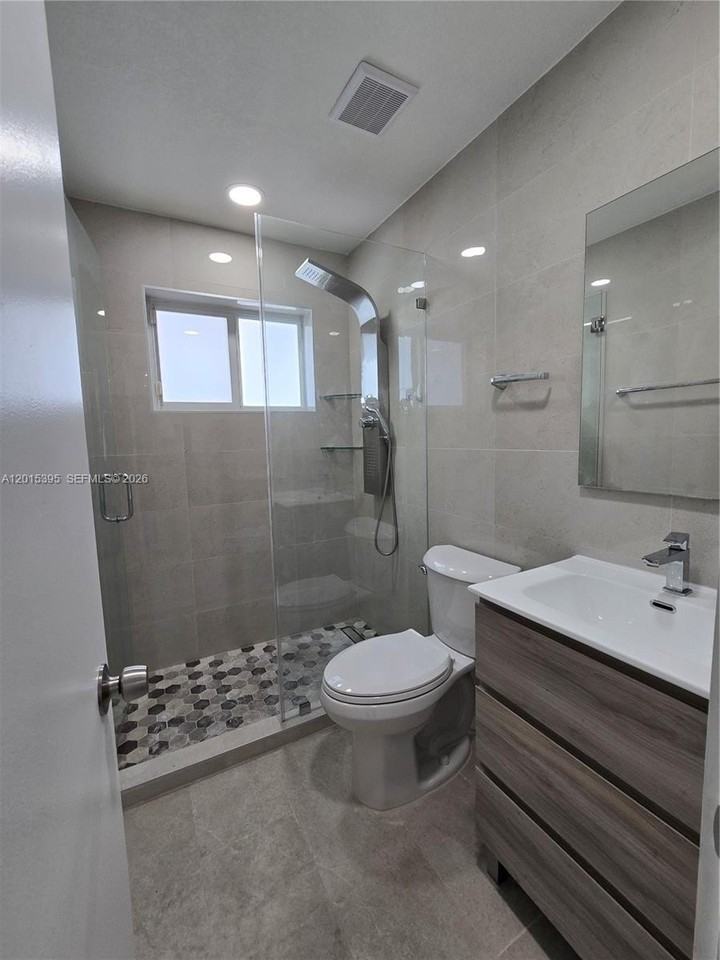 1417 W 40th St - Photo 5 of 11