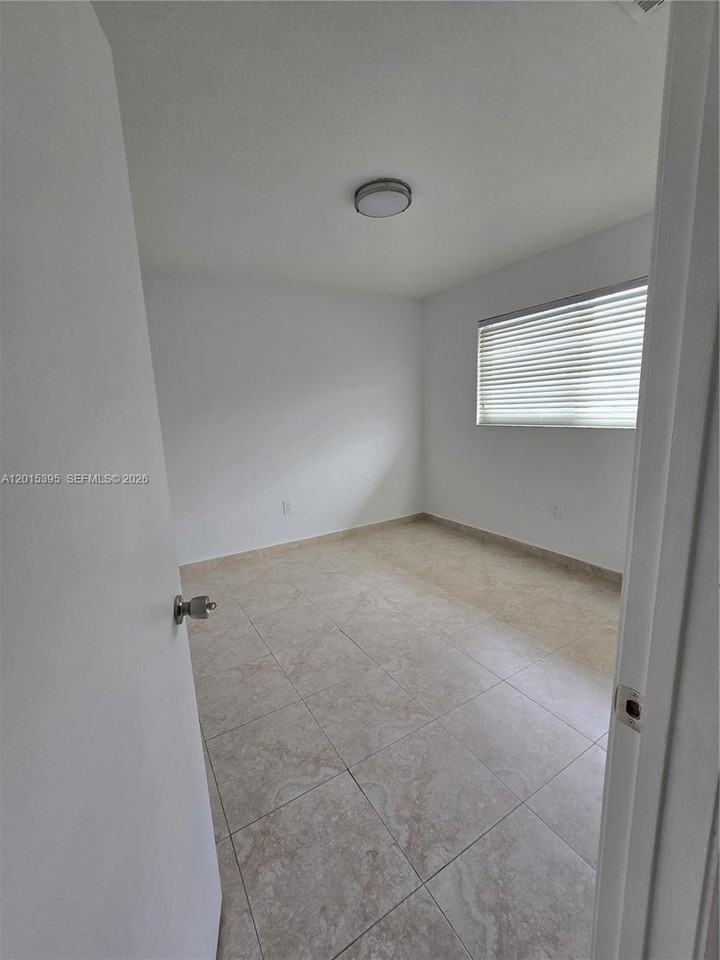1417 W 40th St - Photo 7 of 11