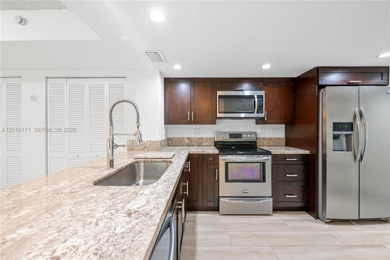5201 Orduna Dr #10 - Photo 3 of 24
