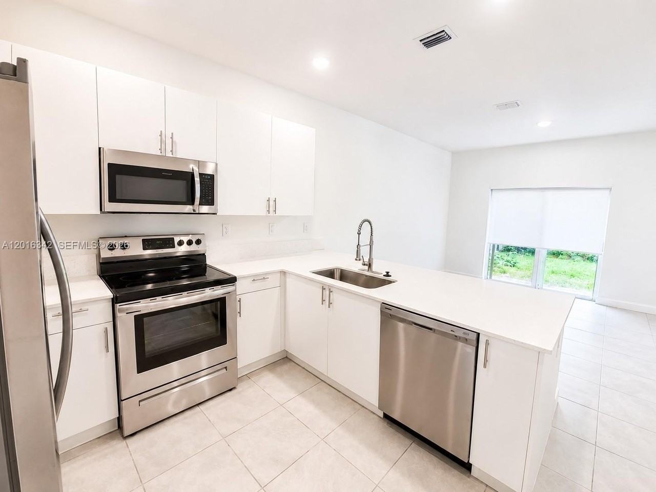 1050 Se 26th Ter - Photo 3 of 32