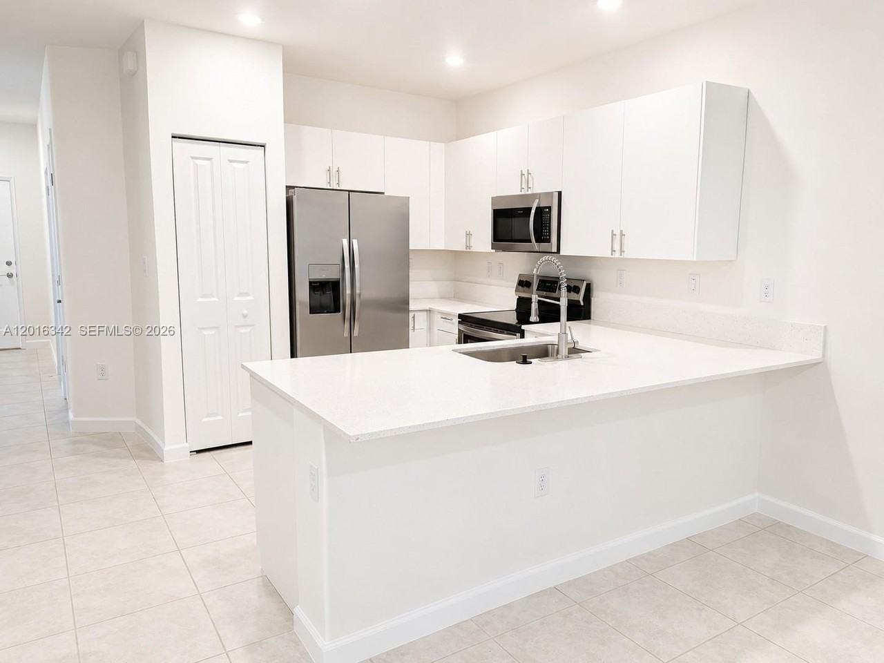 1050 Se 26th Ter - Photo 5 of 32