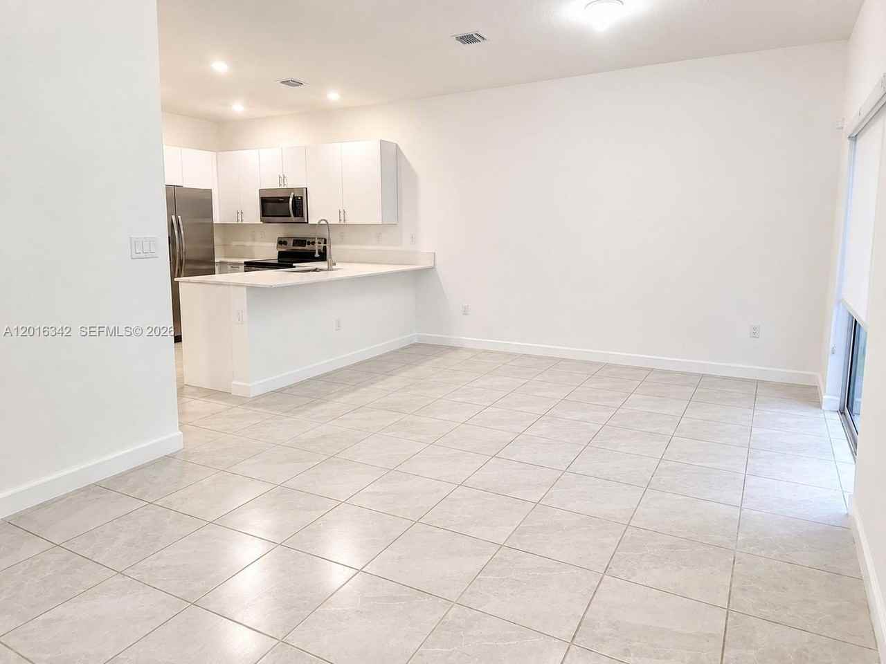 1050 Se 26th Ter - Photo 6 of 32