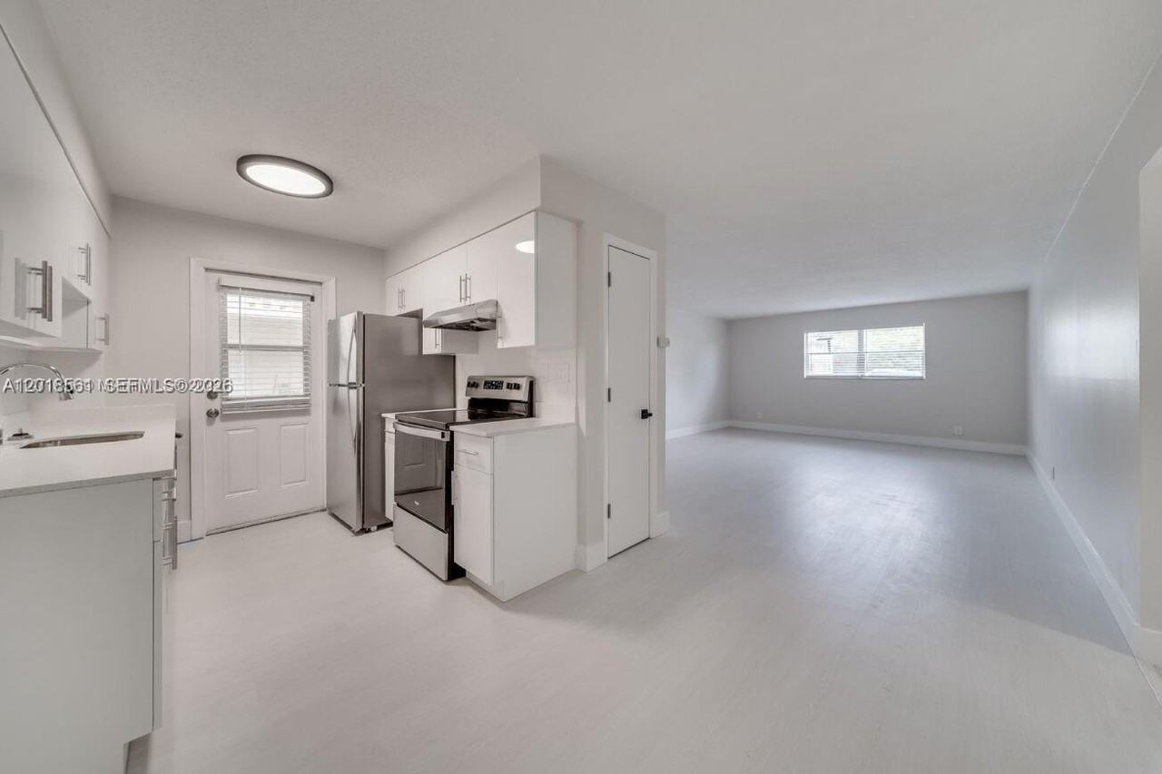 841 Sw 74th Ter #201E - Photo 3 of 10
