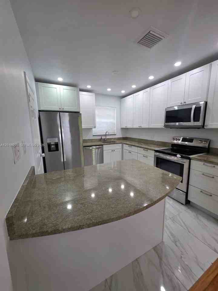 1611 Coral Gate Dr - Photo 2 of 30