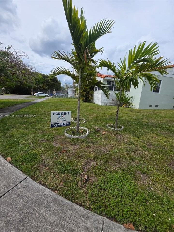 1611 Coral Gate Dr - Photo 3 of 30