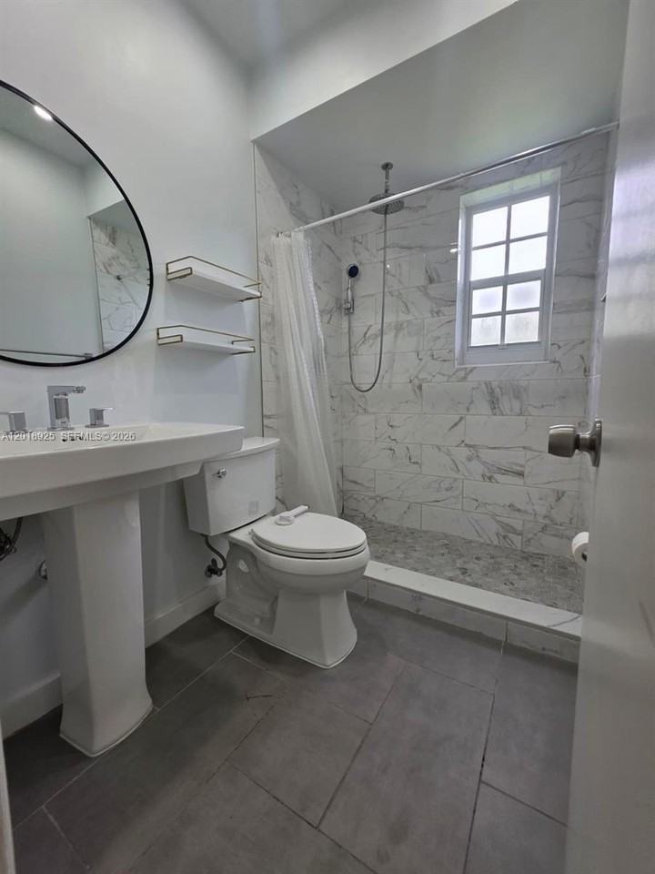1611 Coral Gate Dr - Photo 4 of 30