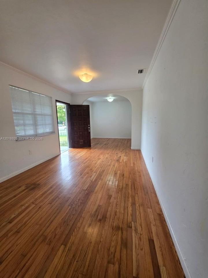 1611 Coral Gate Dr - Photo 5 of 30