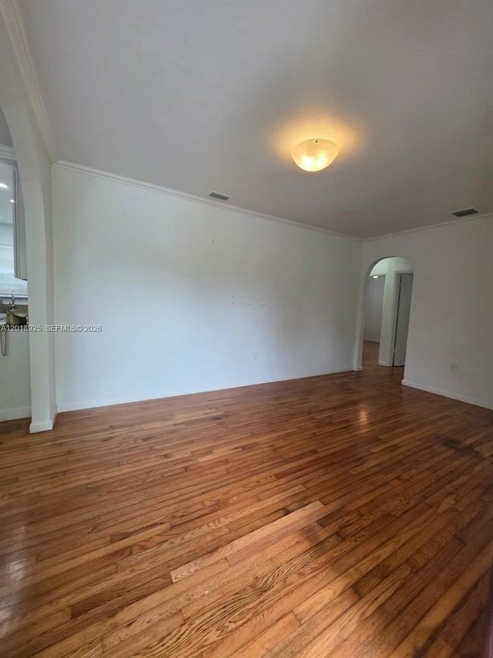 1611 Coral Gate Dr - Photo 6 of 30
