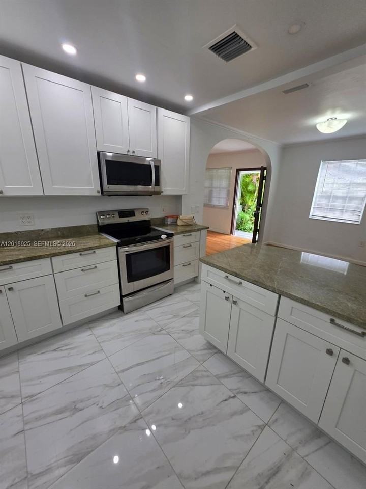 1611 Coral Gate Dr - Photo 7 of 30