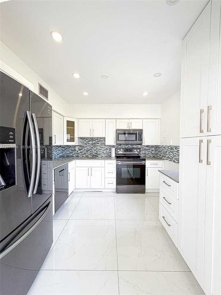 240 Nw 36th St - Photo 2 of 28