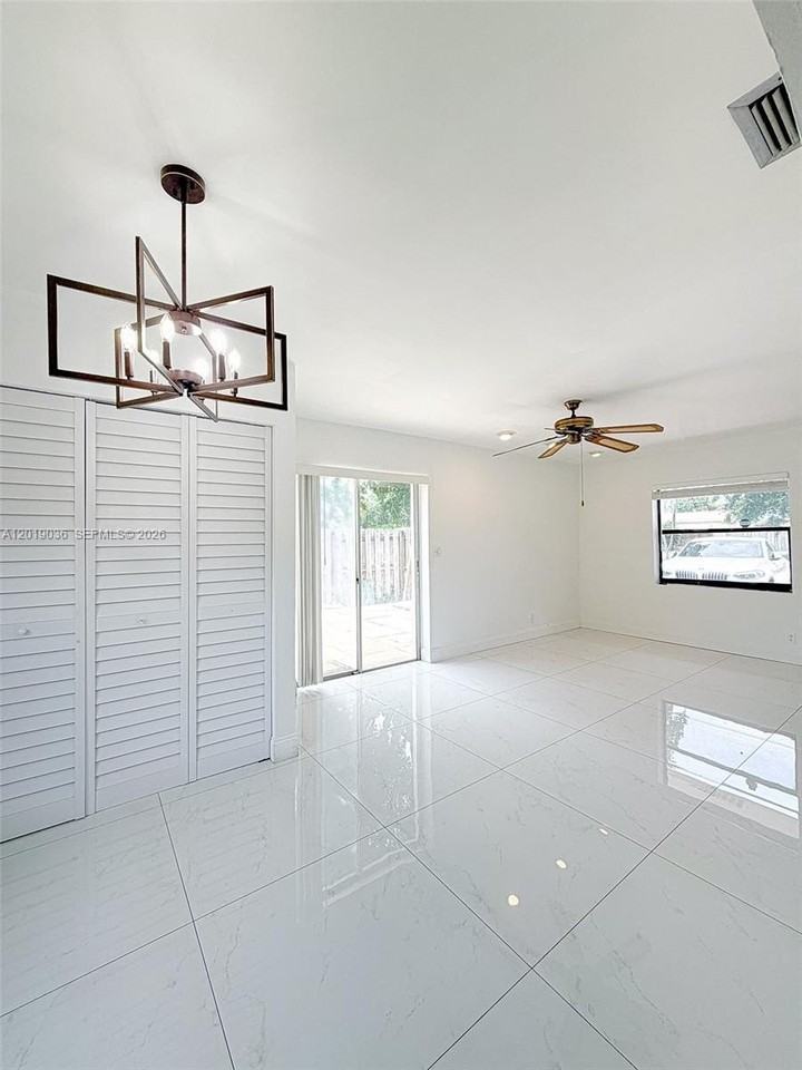 240 Nw 36th St - Photo 5 of 28