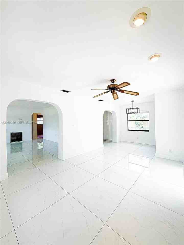 240 Nw 36th St - Photo 6 of 28