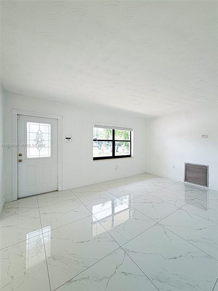 240 Nw 36th St - Photo 7 of 28