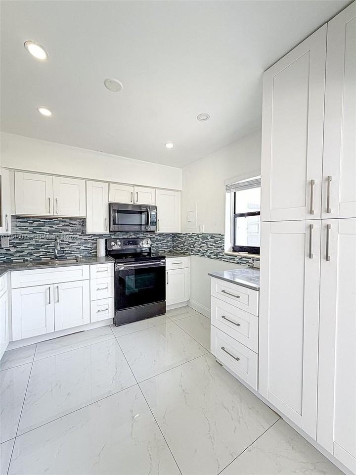 240 Nw 36th St - Photo 4 of 28