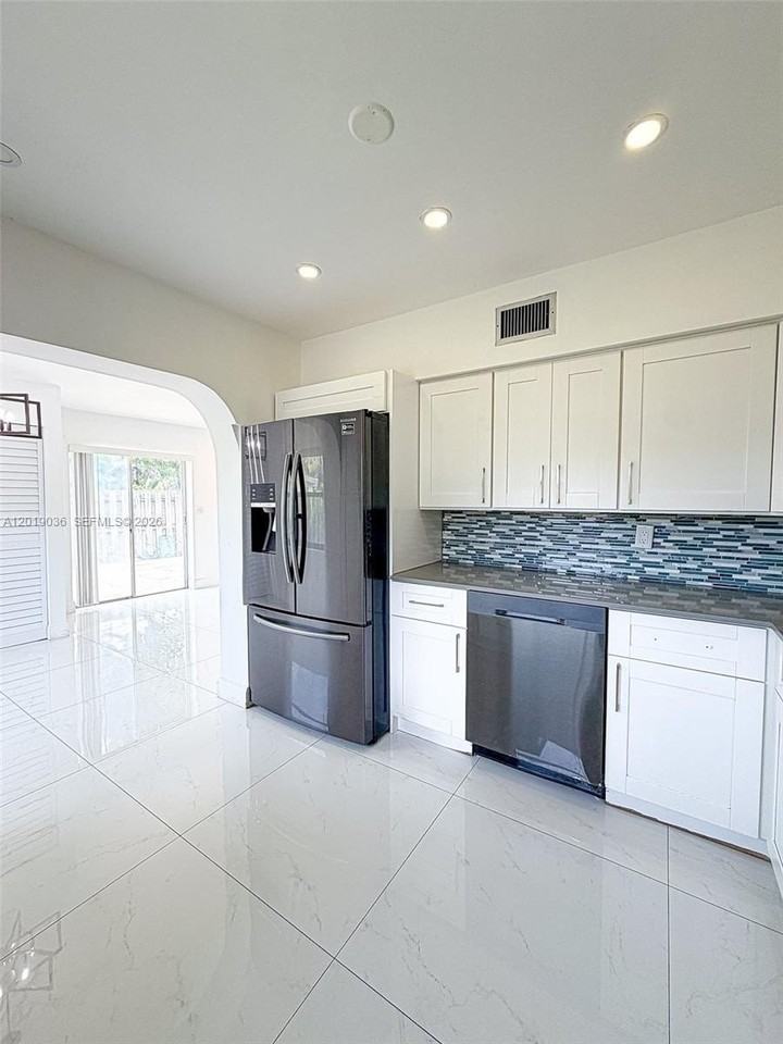240 Nw 36th St - Photo 3 of 28