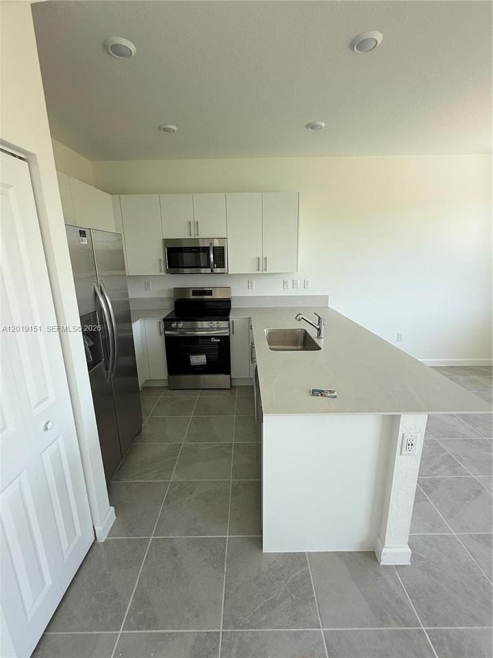 630 Se 15th St #630 - Photo 2 of 32