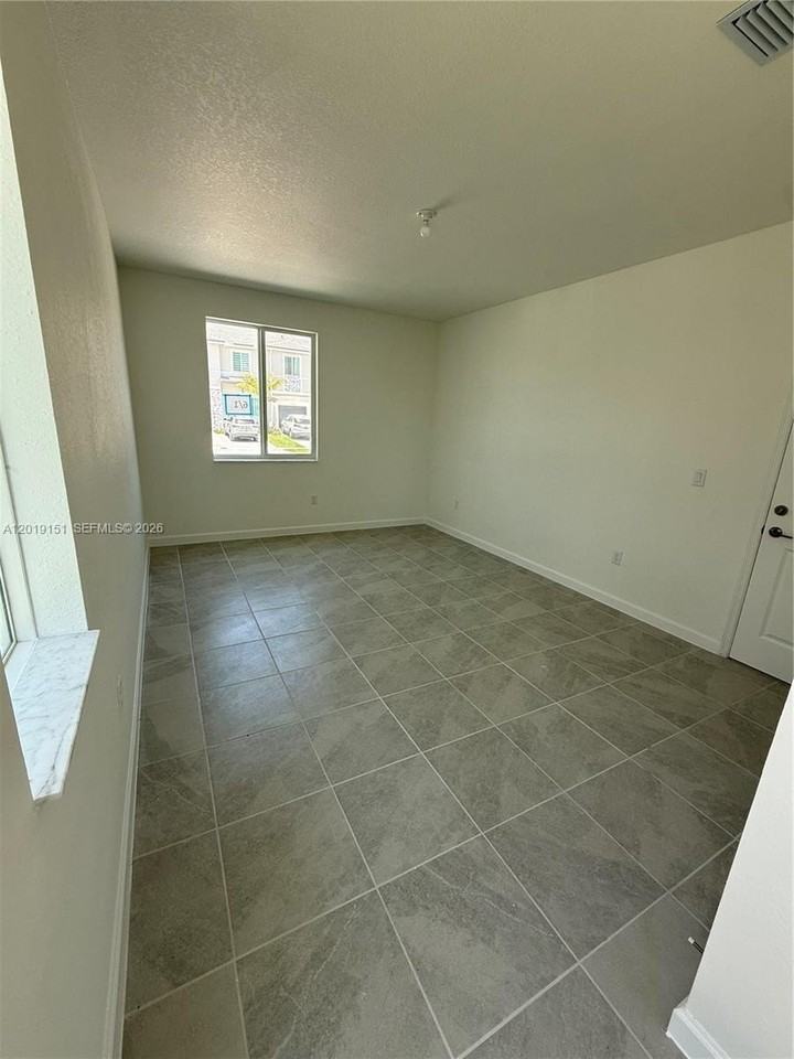 630 Se 15th St #630 - Photo 6 of 32