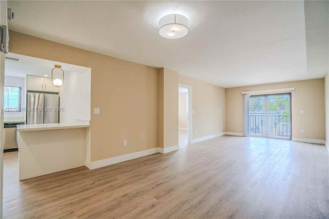 6960 Rue Vendome #201 - Photo 2 of 28
