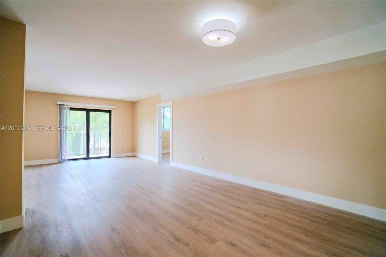 6960 Rue Vendome #201 - Photo 5 of 28