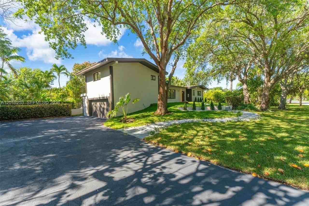 7920 Sw 132nd St - Photo 3 of 45