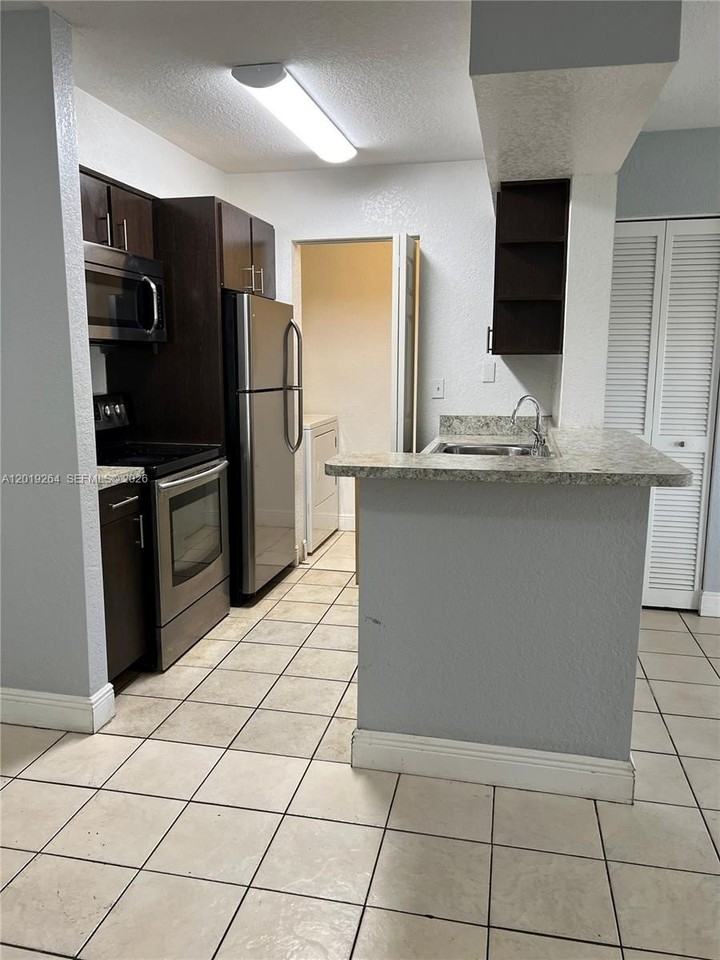 1237 Sw 46th Ave #801 - Photo 4 of 8